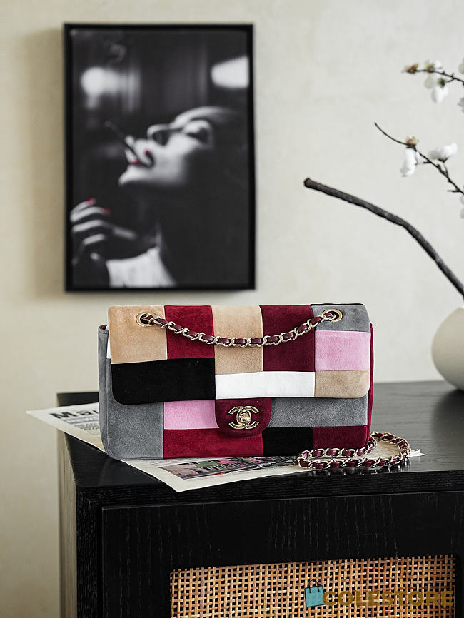 Colestore Chanel Fall Winter 2026 Pre-Collection   Flap Bag   Suede Calfskin Patchwork & Gold-Tone Metal  Beige, Gray, Red & Black  13.5 x 24.5 x 5cm - 1