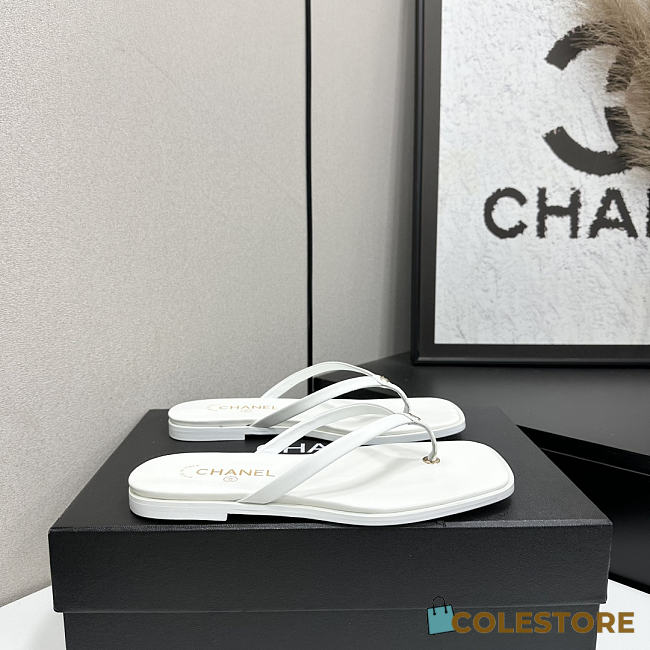 Colestore Chanel Métiers d’art 2026   Thongs   Goatskin White - 1