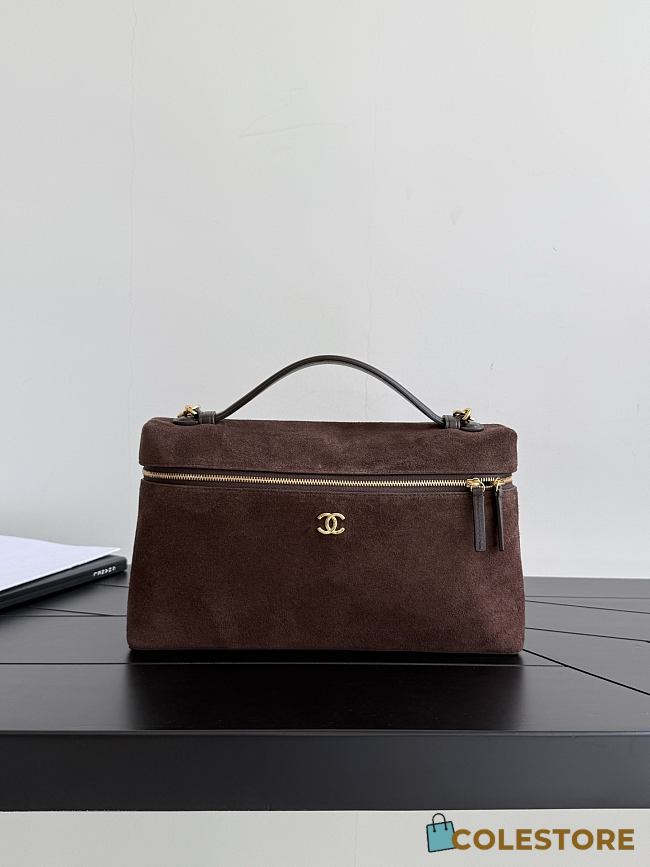 Colestore Chanel Métiers d’art 2026   Large Vanity with chain   Suede Calfskin & Gold-Tone Metal  Dark Brown 15 x 23 x 5cm - 1