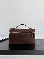 Colestore Chanel Métiers d’art 2026   Large Vanity with chain   Suede Calfskin & Gold-Tone Metal  Dark Brown 15 x 23 x 5cm - 1