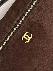 Colestore Chanel Métiers d’art 2026   Large Vanity with chain   Suede Calfskin & Gold-Tone Metal  Dark Brown 15 x 23 x 5cm - 6