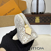 	 Colestore Louis Vuitton Pochette Cosmétique PM Peuplier Beige 19 x 12 x 6 cm  - 3