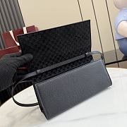 Colestore Gucci Mini bag with Gucci lettering Black soft grainy leather with a natural glossy finish 23.5 x 11 x 6.5 cm - 3