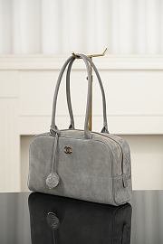 	 Colestore Chanel Fall Winter 2026 Pre-Collection Large Bowling Bag Suede Calfskin, Calfskin & Gold-Tone Metal Grey 17 x 29 x 10cm - 2