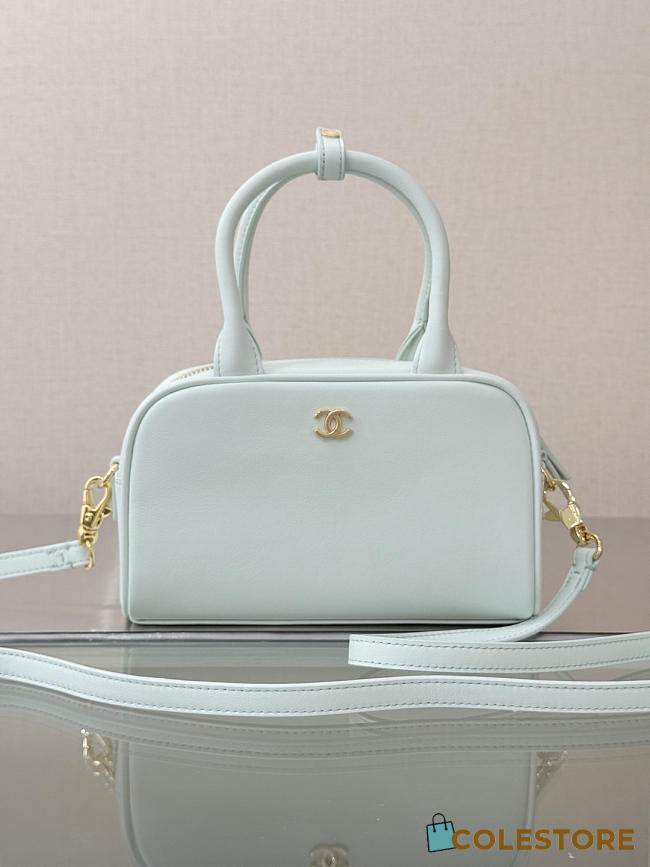 Colestore Chanel Fall Winter 2026 Pre-Collection   Clutch with Leather Strap   Calfskin & Gold-Tone Metal  Light Blue  13 x 21 x 9cm - 1