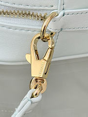 Colestore Chanel Fall Winter 2026 Pre-Collection   Clutch with Leather Strap   Calfskin & Gold-Tone Metal  Light Blue  13 x 21 x 9cm - 6