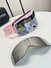 Colestore Louis Vuitton LV Snow Mask Pink color frame Black Monogram lenses - 3