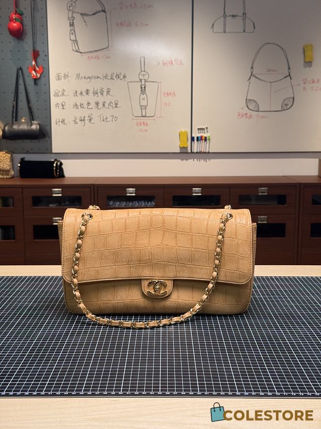 Colestore Chanel Fall-Winter 2026 Maxi Flap bag   Suede Crocodile Calfskin & Gold-Tone Metal  Camel  19.5 x 32 x 10cm - 1