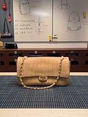 Colestore Chanel Fall-Winter 2026 Maxi Flap bag   Suede Crocodile Calfskin & Gold-Tone Metal  Camel  19.5 x 32 x 10cm - 1