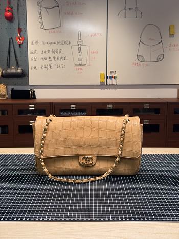 Colestore Chanel Fall-Winter 2026 Maxi Flap bag   Suede Crocodile Calfskin & Gold-Tone Metal  Camel  19.5 x 32 x 10cm
