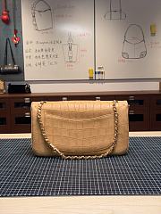 Colestore Chanel Fall-Winter 2026 Maxi Flap bag   Suede Crocodile Calfskin & Gold-Tone Metal  Camel  19.5 x 32 x 10cm - 4