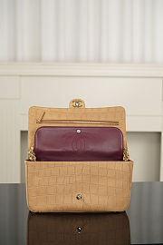 Colestore Chanel Fall-Winter 2026 Maxi Flap bag   Suede Crocodile Calfskin & Gold-Tone Metal  Camel  19.5 x 32 x 10cm - 2