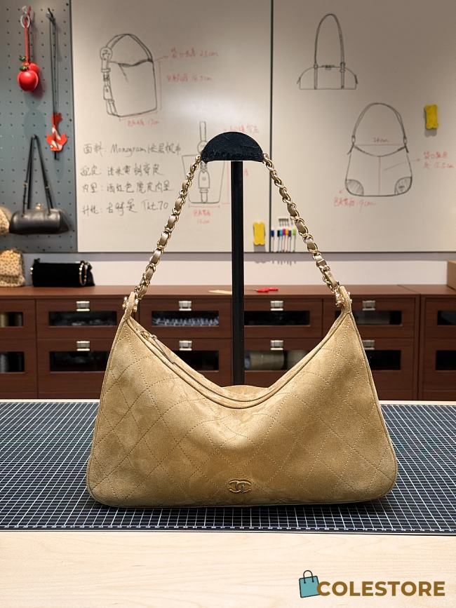 Colestore Chanel Fall Winter 2026 Large Hobo Bag   Suede Calfskin & Gold Metal  Dark Beige  28 x 41.5 x 8cm - 1
