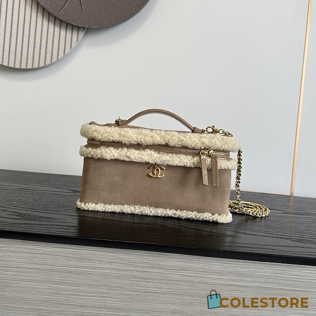 Colestore Chanel  Fall Winter 2026 Pre-Collection  Vanity with Chain   Shearling Sheepskin & Gold-Tone Metal  Beige  12 x 25 x 5cm - 1