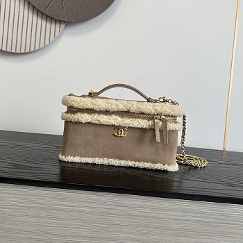 Colestore Chanel  Fall Winter 2026 Pre-Collection  Vanity with Chain   Shearling Sheepskin & Gold-Tone Metal  Beige  12 x 25 x 5cm