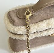 Colestore Chanel  Fall Winter 2026 Pre-Collection  Vanity with Chain   Shearling Sheepskin & Gold-Tone Metal  Beige  12 x 25 x 5cm - 2