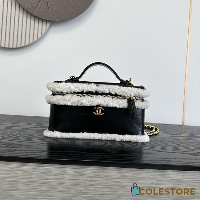 Colestore Chanel  Fall Winter 2026 Pre-Collection  Vanity with Chain  Aged Calfskin, Ecru Shearling & Gold-Tone Metal Black 12 x 25 x 5cm - 1