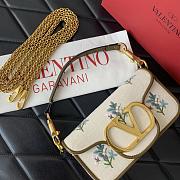 Colestore Valentino Garavani Locò Small Linen Shoulder Bag With Embroidery Natural/multicolor 20x11x5cm - 2