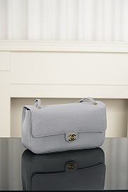 Colestore Chanel Fall Winter 2026  Maxi bag with flap   Grained calfskin and gold metal  Grey 19.5 x 32 x 10cm - 2