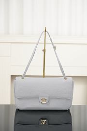Colestore Chanel Fall Winter 2026  Maxi bag with flap   Grained calfskin and gold metal  Grey 19.5 x 32 x 10cm - 4