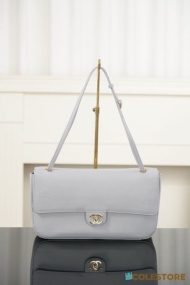 Colestore Chanel Fall Winter 2026  Maxi bag with flap   Grained calfskin and gold metal  Grey 19.5 x 32 x 10cm - 1