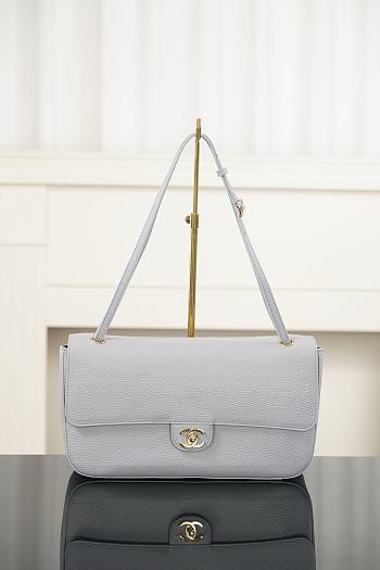 Colestore Chanel Fall Winter 2026  Maxi bag with flap   Grained calfskin and gold metal  Grey 19.5 x 32 x 10cm