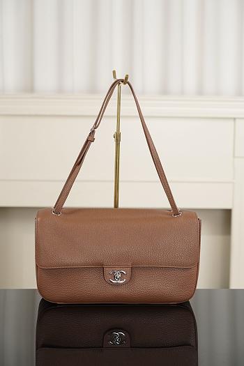 	 Colestore Chanel Fall Winter 2026 Maxi bag with flap Grained calfskin and Silver tone metal Camel 19.5 x 32 x 10cm