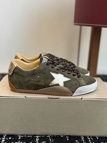 Colestore  Golden Goose True-Star in olive suede with gold star
