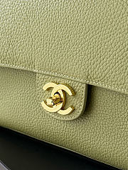 Colestore Chanel Fall Winter 2026 Maxi Flap bag   Grained Calfskin & Gold-Tone Metal Green  19.5 x 32 x 10cm - 2