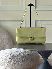 Colestore Chanel Fall Winter 2026 Maxi Flap bag   Grained Calfskin & Silver-Tone Metal Green  19.5 x 32 x 10cm - 1