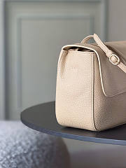 Colestore Chanel Fall Winter 2026 Maxi Flap bag   Grained Calfskin & Gold-Tone Metal Beige Cream  19.5 x 32 x 10cm - 4