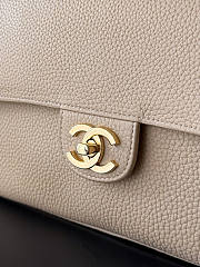 Colestore Chanel Fall Winter 2026 Maxi Flap bag   Grained Calfskin & Gold-Tone Metal Beige Cream  19.5 x 32 x 10cm - 3