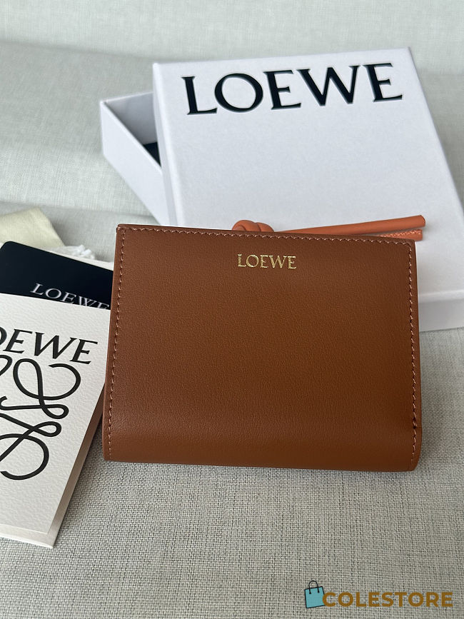 Colestore  Loewe Knot compact wallet in shiny nappa calfskin Brown 11.5 x 8.5cm - 1
