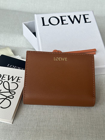 Colestore  Loewe Knot compact wallet in shiny nappa calfskin Brown 11.5 x 8.5cm