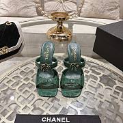 Colestore Chanel Métiers d’art 2026 Mules   Crocodile Embossed Patent Calfskin & Metal  Dark Green - 1