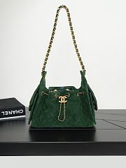 Colestore Chanel Fall Winter 2026  CHANEL 25 Mini Handbag   Suede Calfskin & Gold-Tone Metal  Dark Green 20 x 22 x 12.5cm - 1