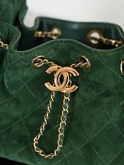 Colestore Chanel Fall Winter 2026  CHANEL 25 Mini Handbag   Suede Calfskin & Gold-Tone Metal  Dark Green 20 x 22 x 12.5cm - 2