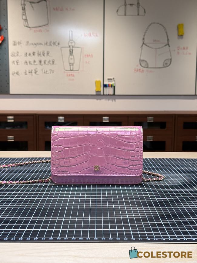 Colestore Chanel Fall Winter 2026 Wallet on Chain   Crocodile Embossed Iridescent Calfskin & Gold-Tone Metal  Pink 12.3 x 19.2 x 3.5cm - 1