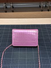 Colestore Chanel Fall Winter 2026 Wallet on Chain   Crocodile Embossed Iridescent Calfskin & Gold-Tone Metal  Pink 12.3 x 19.2 x 3.5cm - 2