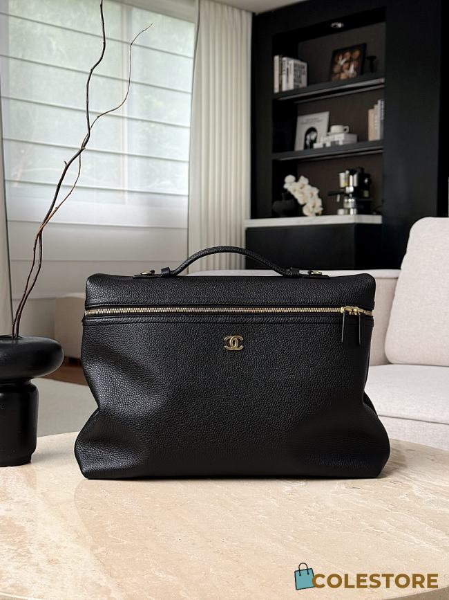 Colestore Chanel Métiers d’art 2026 Briefcase   Grained Calfskin & Gold-Tone Metal  Black  27 x 38 x 9cm - 1