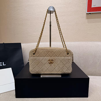 Colestore Chanel Métiers d’art 2026 Maxi Camera Case   Suede Calfskin & Gold-Tone Metal  Dark Beige  18 x 31.5 x 8cm