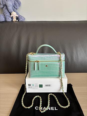 Colestore Chanel Fall Winter 2026 Vanity with Chain   Crocodile Embossed Iridescent Calfskin & Gold-Tone Metal  Turquoise  17 x 19.5 x 5cm