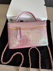 Colestore Chanel Fall Winter 2026 Vanity with Chain   Crocodile Embossed Iridescent Calfskin & Gold-Tone Metal Pink  17 x 19.5 x 5cm - 2